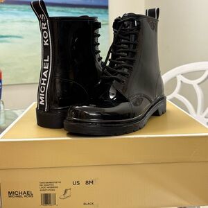 NWBOX Michael Kors Women's Tavie Rainboot MK Graphic Logo Black Lace-Up Size 8
